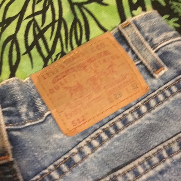 CUSTOM-MADE Levi Shorts with Cutouts and Skulls - Picture 4 of 4